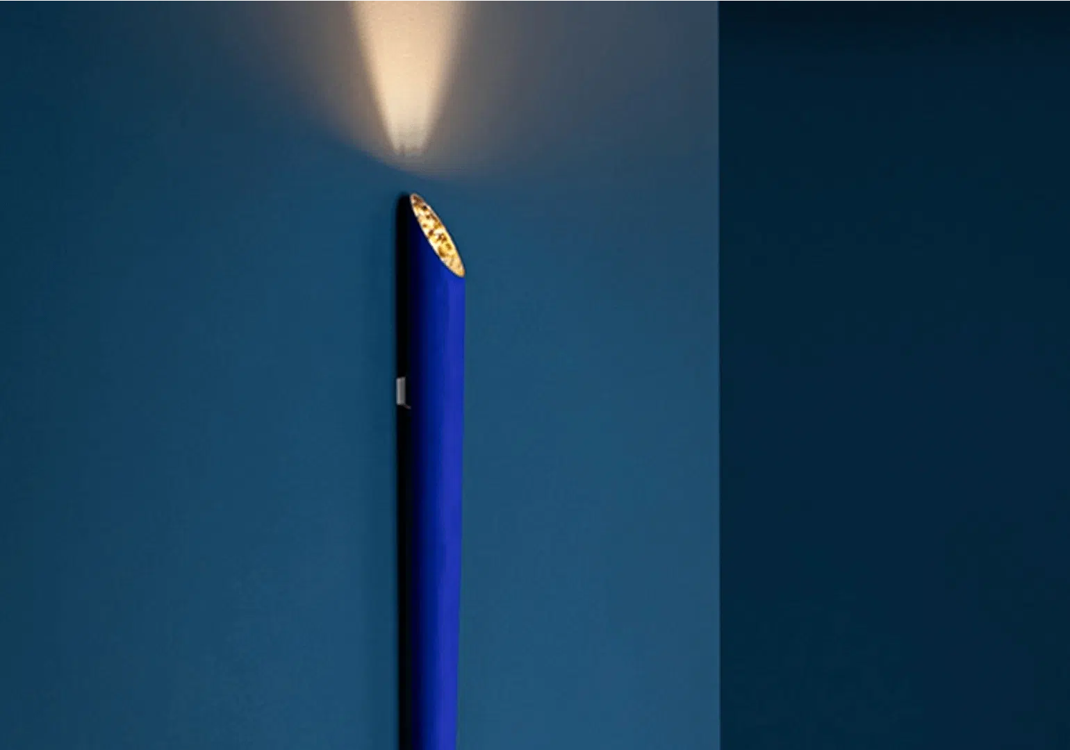 Lampara de pared Cono de Catellani and Smith mostrando su colo azul eléctrico y original forma de cono para instalar en pared.