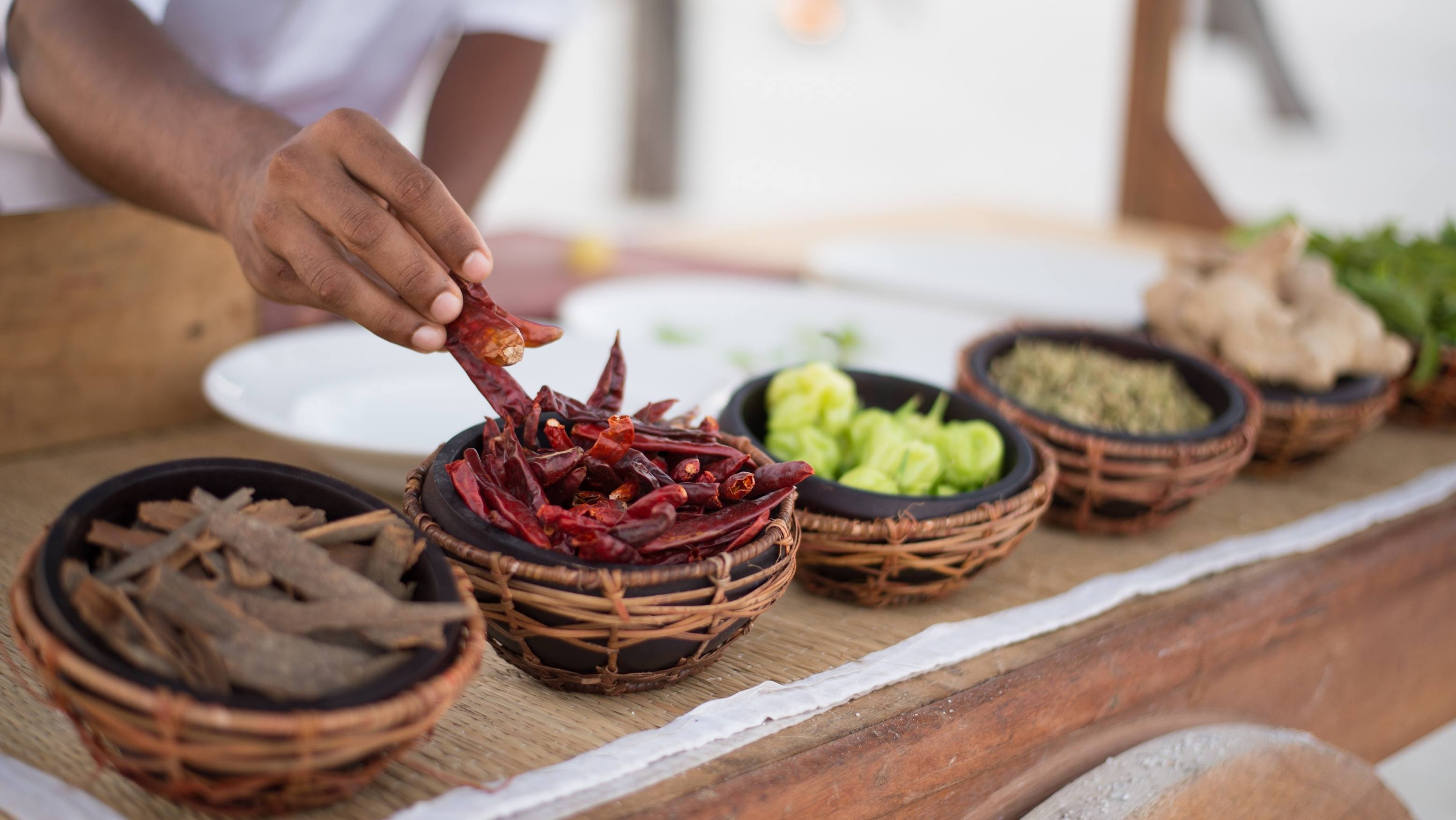 一个人正在准备食物，并使用不同的香料