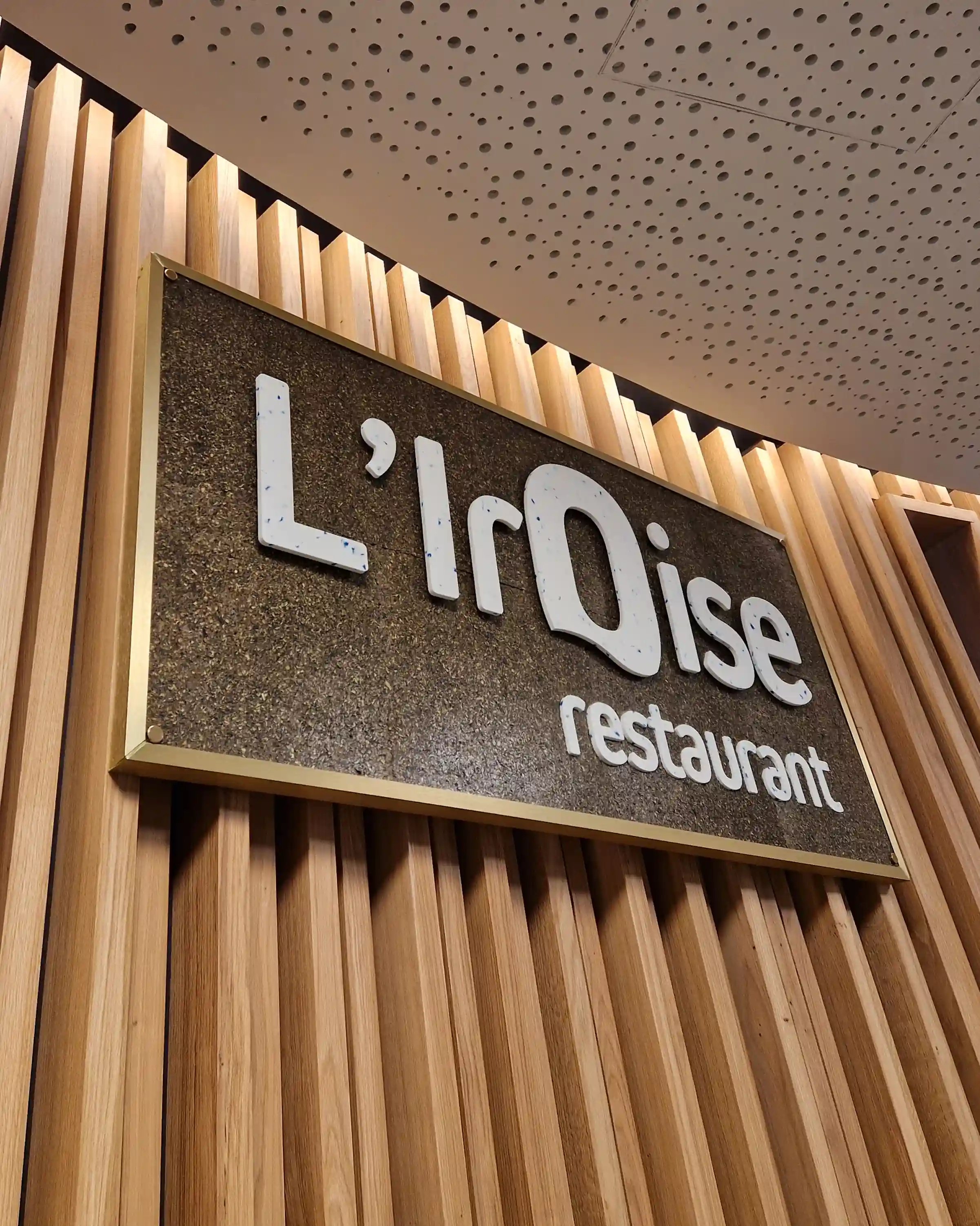 Enseigne du restaurant L’Iroise à Océanopolis, réalisée avec des matériaux bretons recyclés