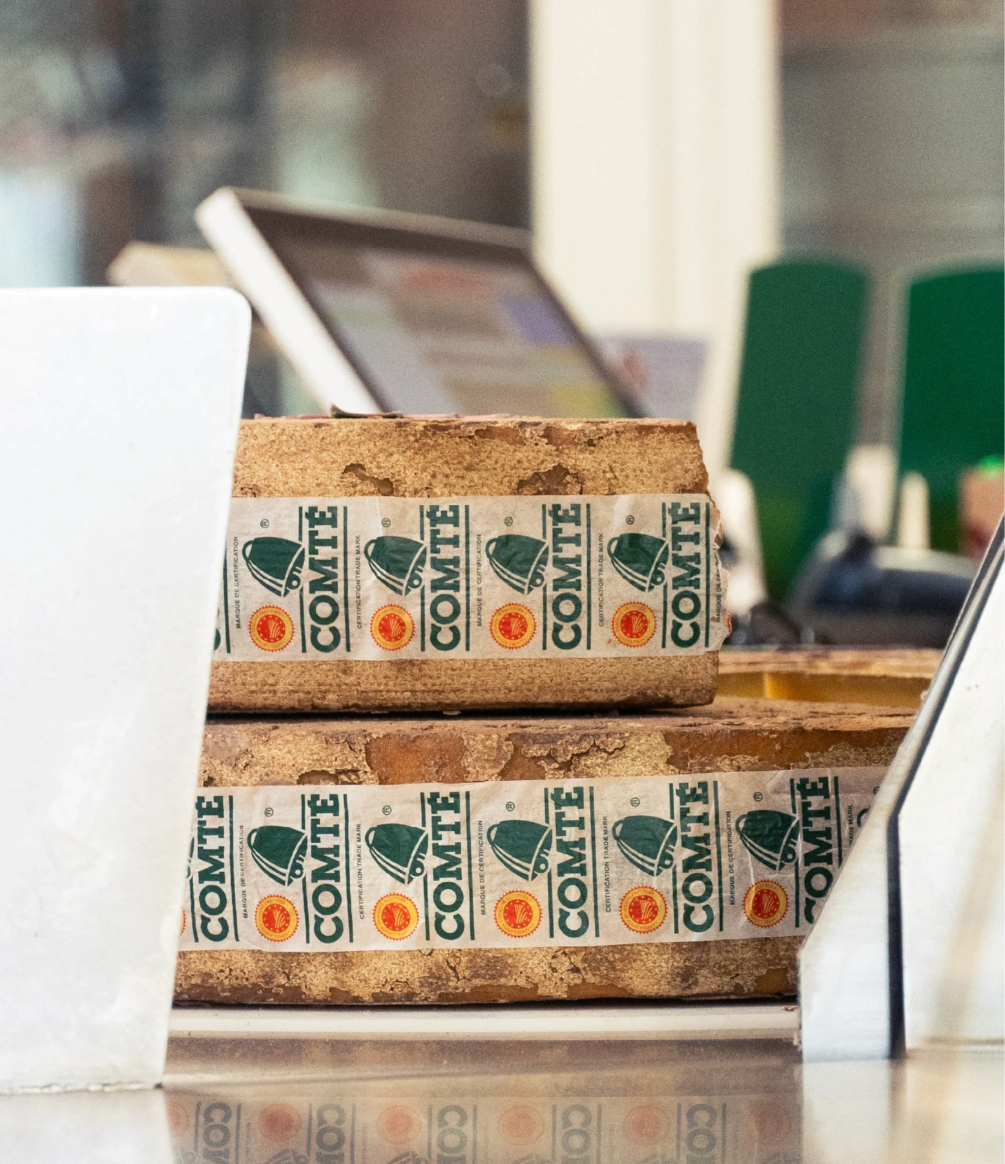 Fromages présentés en boutique à la Fromagerie de Gilley