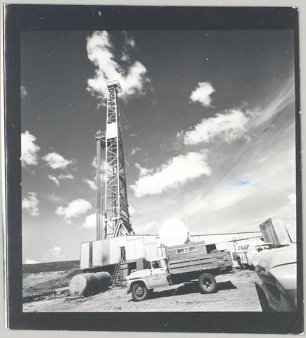 Torre petrolera y camiones de la Empresa Nacional Del Petróleo.