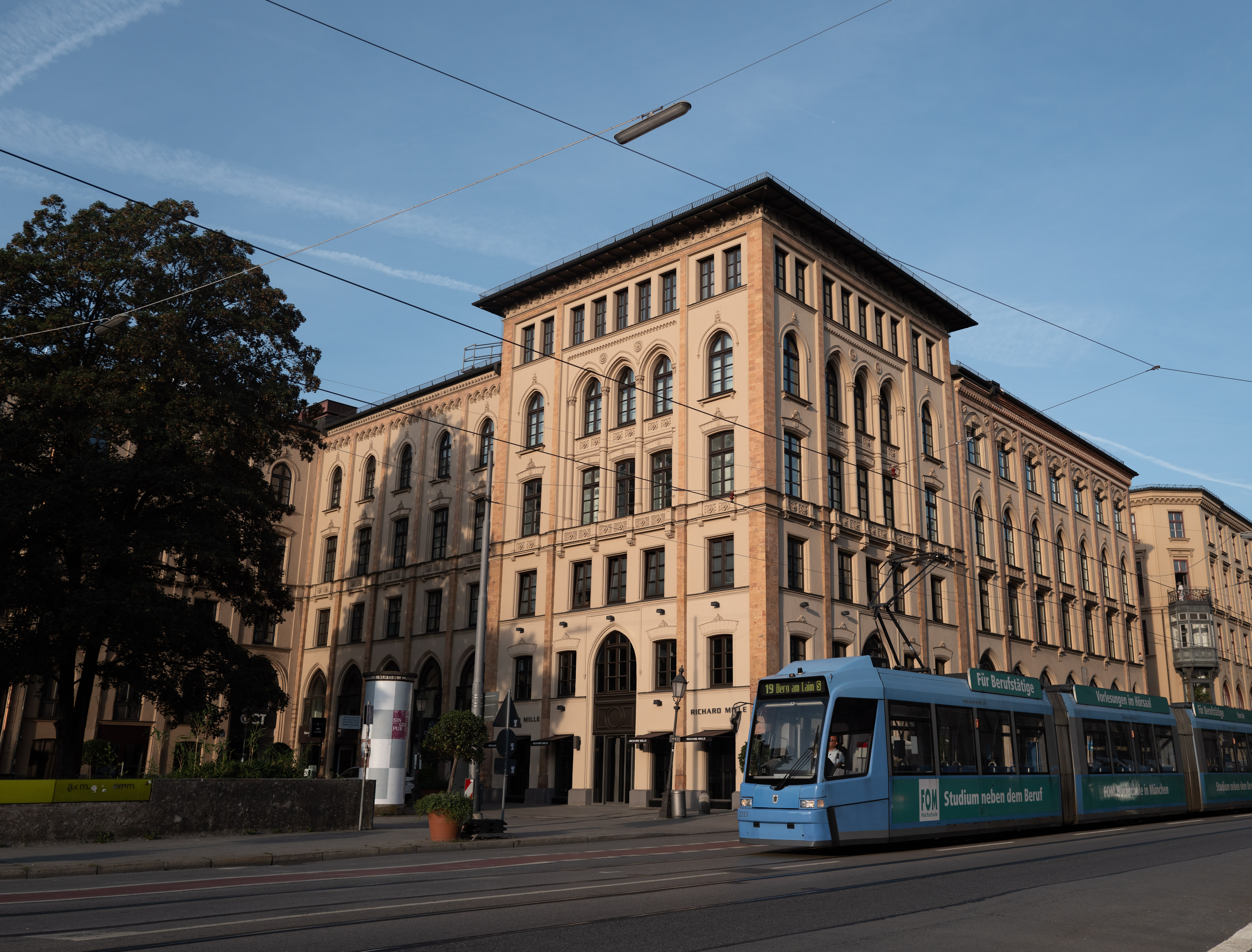 Außenansicht eines historischen Gebäudes an der Maximilianstraße in München Lehel mit vorbeifahrender Straßenbahn bei Tageslicht