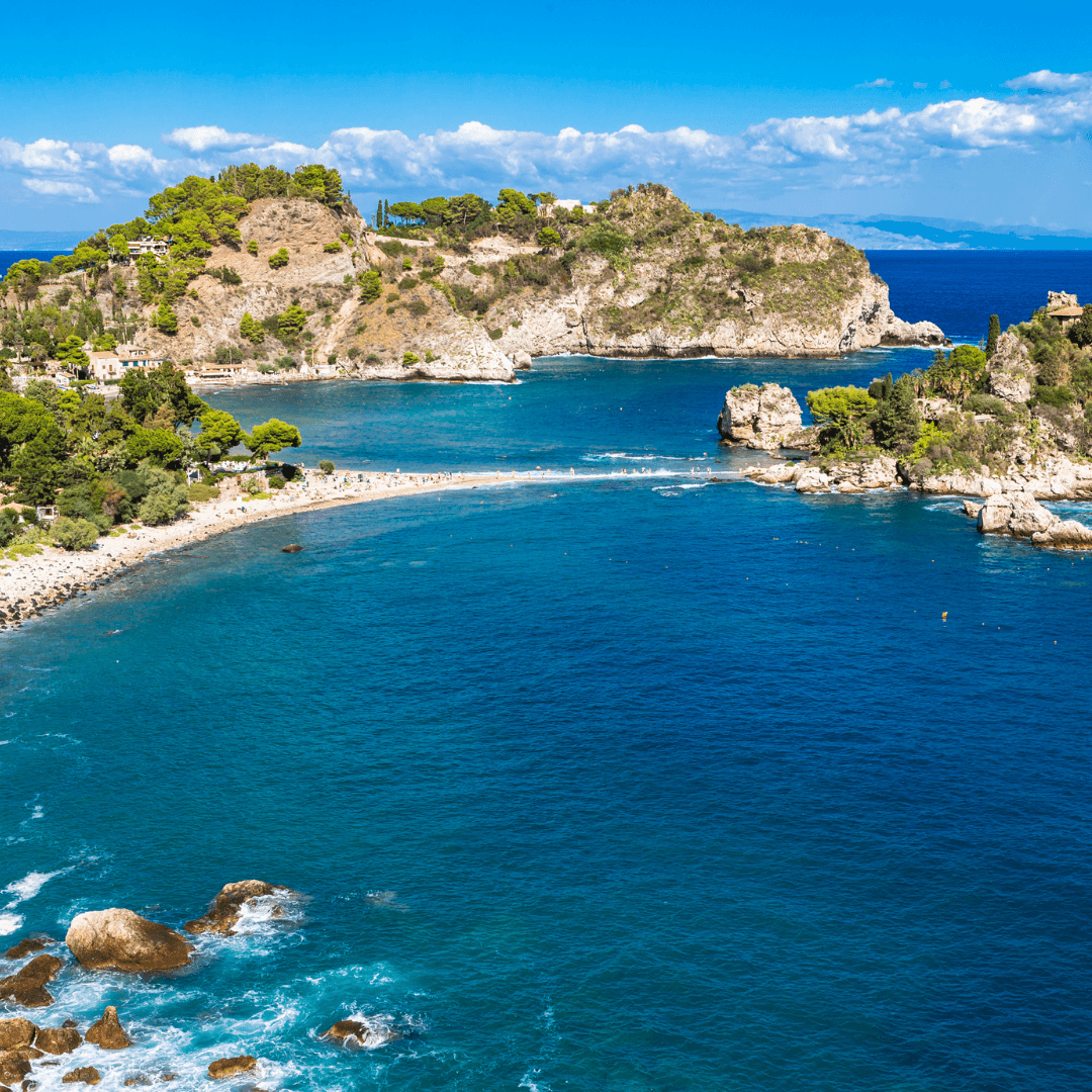 Baie sauvage en Sicile entourée de nature, mer bleue profonde et falaise ensoleillée, décor inspirant pour se reconnecter à soi