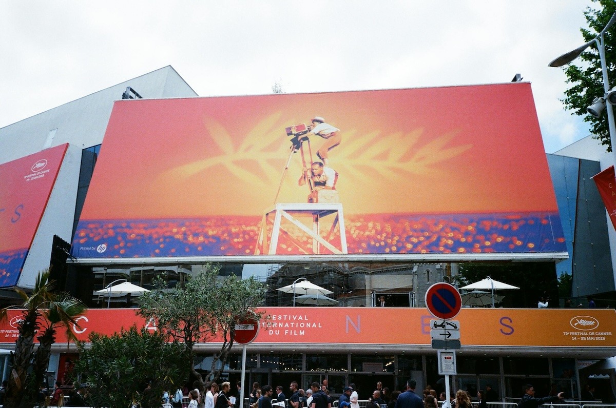 Vue du Palais des Festivals de Cannes, symbole du célèbre Festival de Cannes. Découvrez le fonctionnement et les obligations de la taxe de séjour à Cannes en 2025 pour les locations saisonnières. Croceo, conciergerie à Cannes, vous accompagne dans la gestion administrative et optimisée de votre bien en location courte durée.