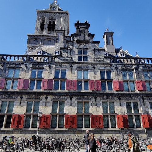 El antiguo ayuntamiento y muchas, muchas bicicletas.