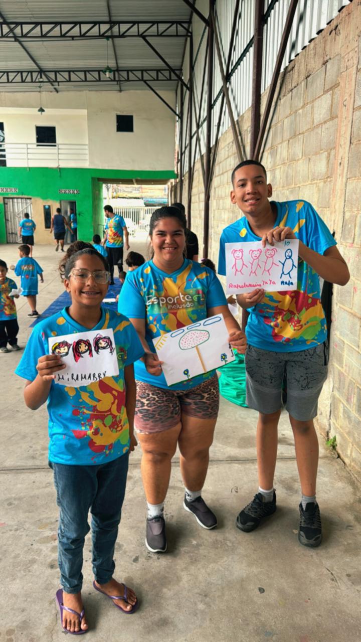 Jovens e crianças mostrando seus trabalhos