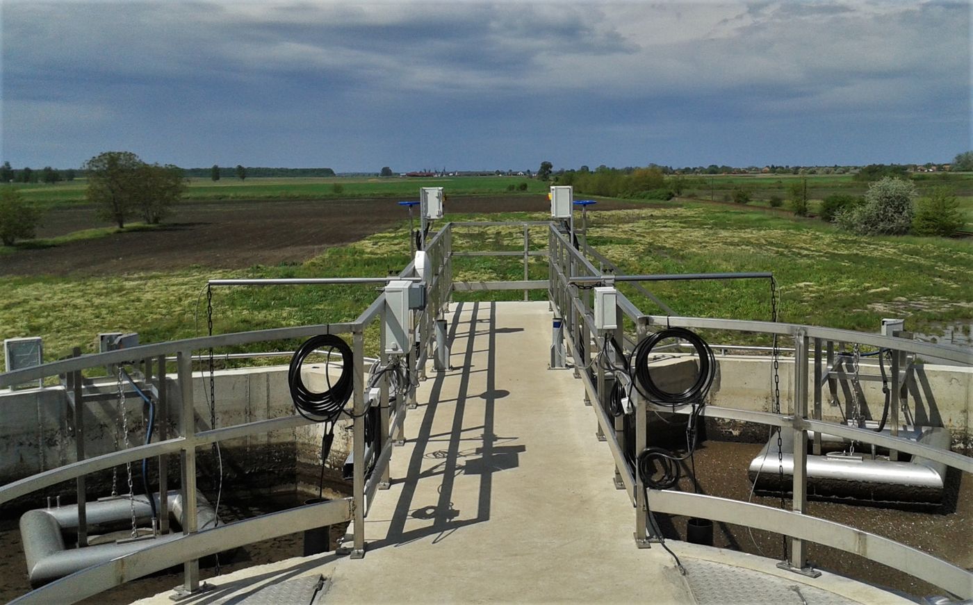 Walkway between the CYCLATOR basins at the Biharnagybajom municipal wastewater treatment plant, Hungary