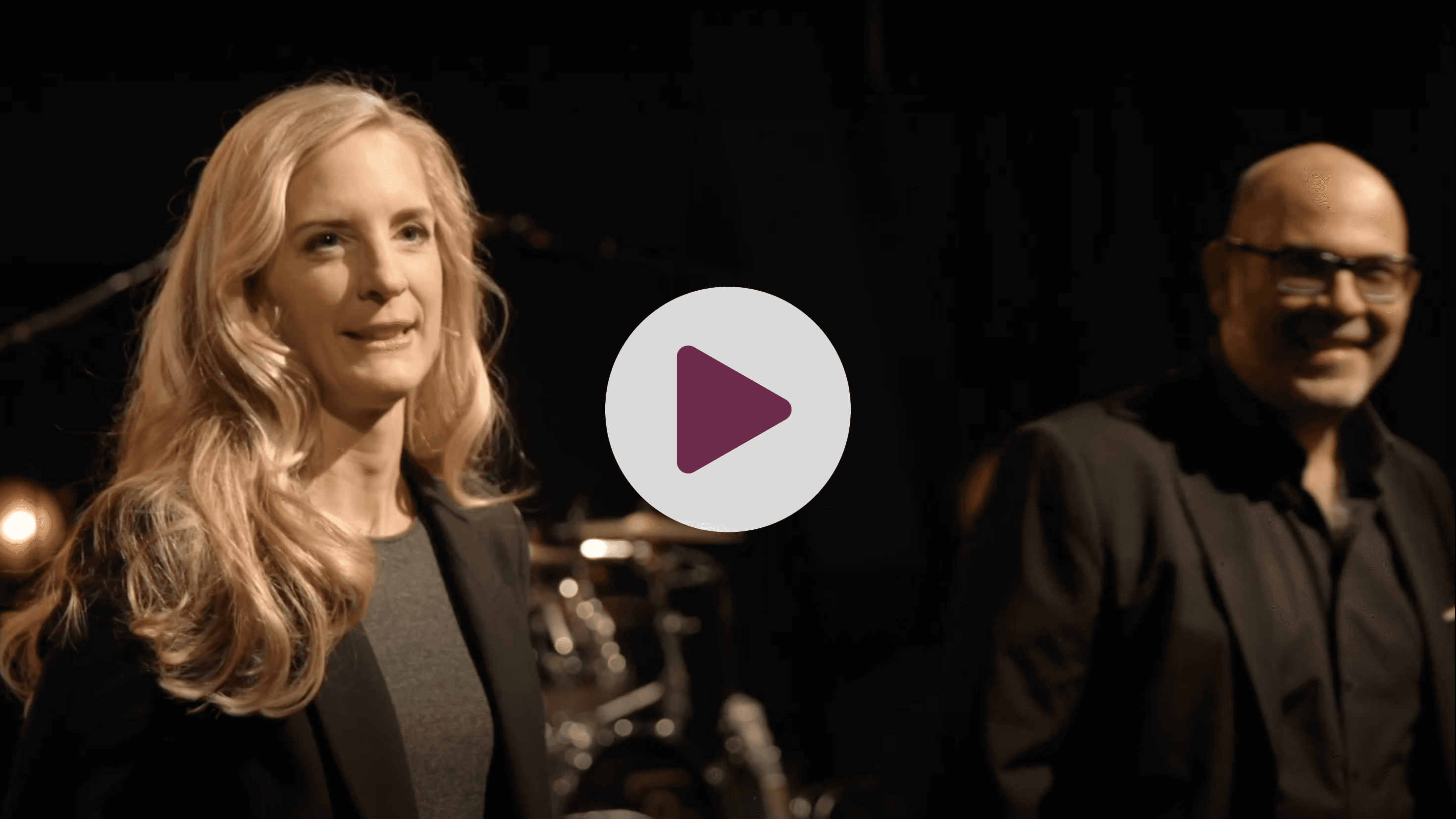 Caro Matzko (links) und Hannes Ringlstetter (rechts) im Studio. Schwarzer Hintergrund.