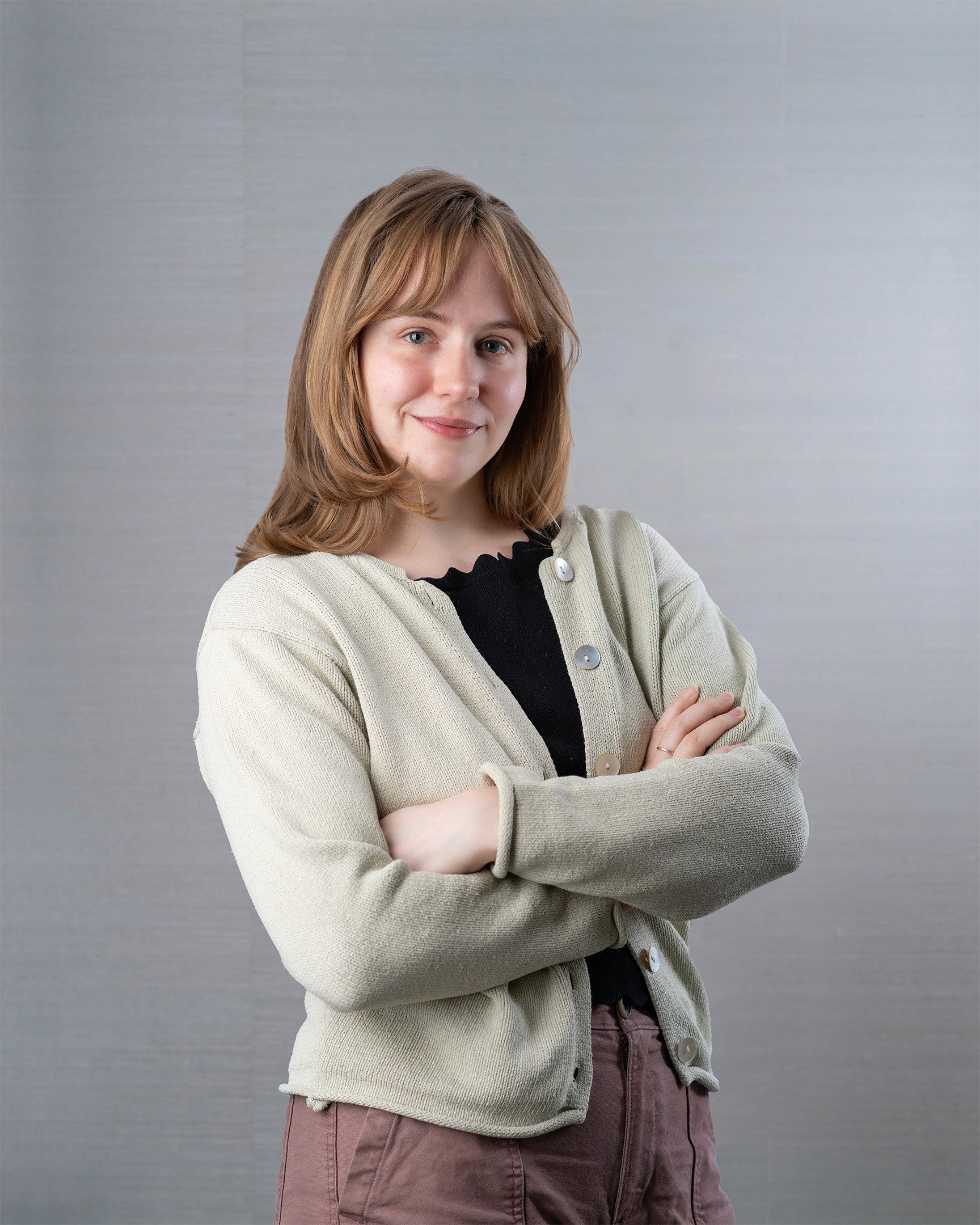 Woman posing with arms crossed.