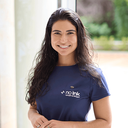 Dra. Nicolle Mendes de Almeida, médica especialista em remoção de tatuagem a laser na clínica NO INK