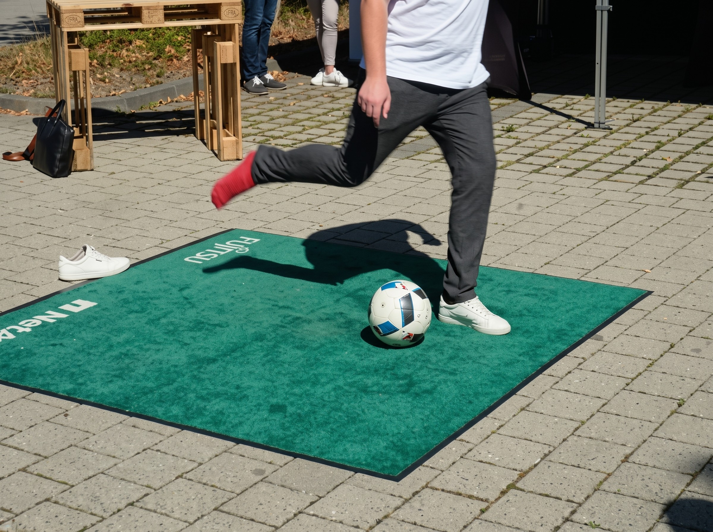 ROADSHOW  Für Fujitsu & NetApp entwickelten wir die Konzeption und Umsetzung einer deutschlandweiten Kick‑Off Roadshow zur Leadkampagne für neuen Flash‑Speicher. An insgesamt 7 Standorten organisierten wir Tagungen, Networking‑Formate und ein unterhaltsames Get‑together mit Currywurst‑Foodtruck und Torwandschießen. Über 300 Mitarbeiter, Gäste und Kunden nahmen teil. Mehr als 800 Currywürste, 150 kg Pommes und 50 Liter Sauce sorgten für beste Stimmung – gekrönt vom Torwandkönig der Tour, der vom Standort Stuttgart gestellt wurde. Die Curry Kick Off Roadshow fand bereits zum dritten Mal statt und zählt zu den beliebtesten Aktivierungsformaten im Channel‑Marketing. Konzeption | Event Design | Projektmanagement | Betreuung vor Ort | Logistik