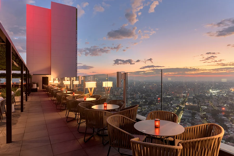 Restaurante terraza del Hotel Riu Guadalajara con cancelería de lujo y vista al atardecer