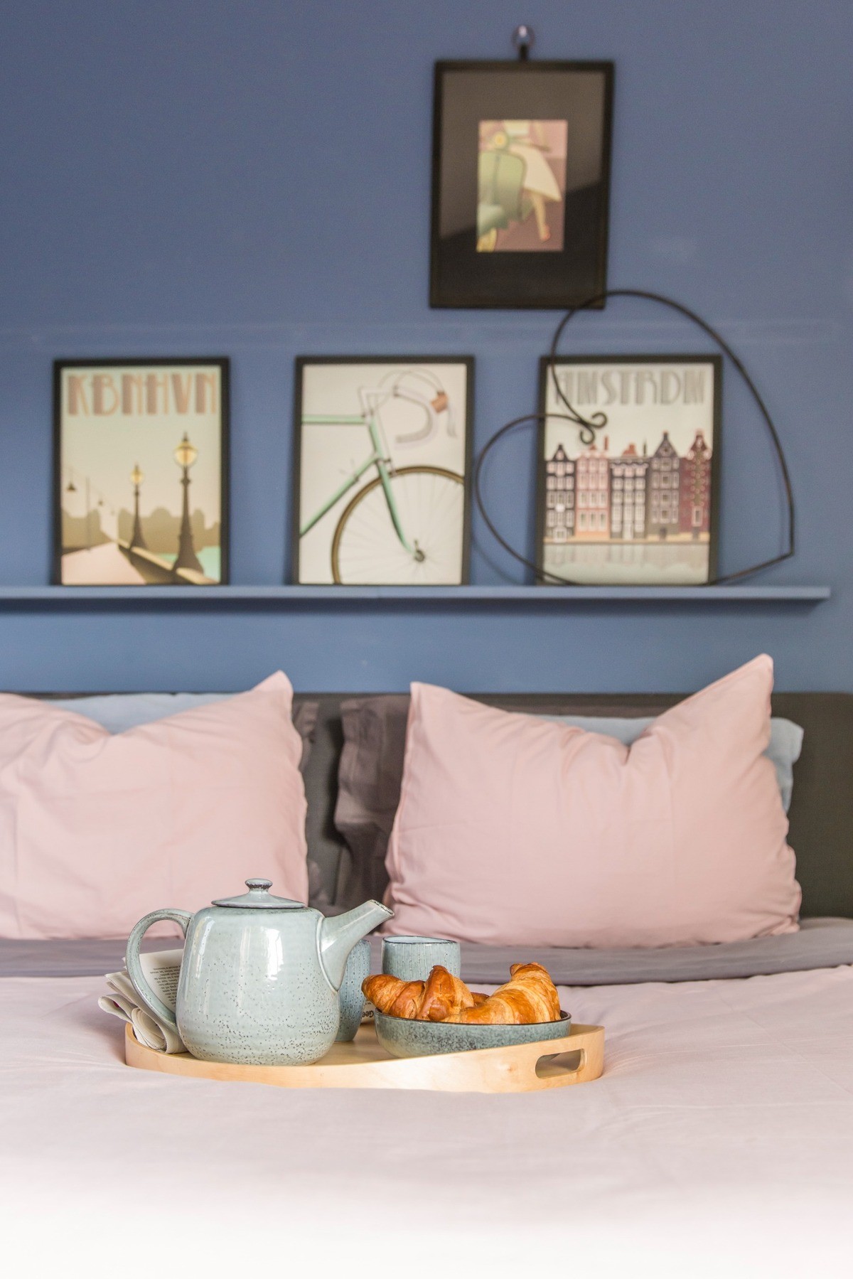 slaapkamer blauwe muren en fotolijsten 