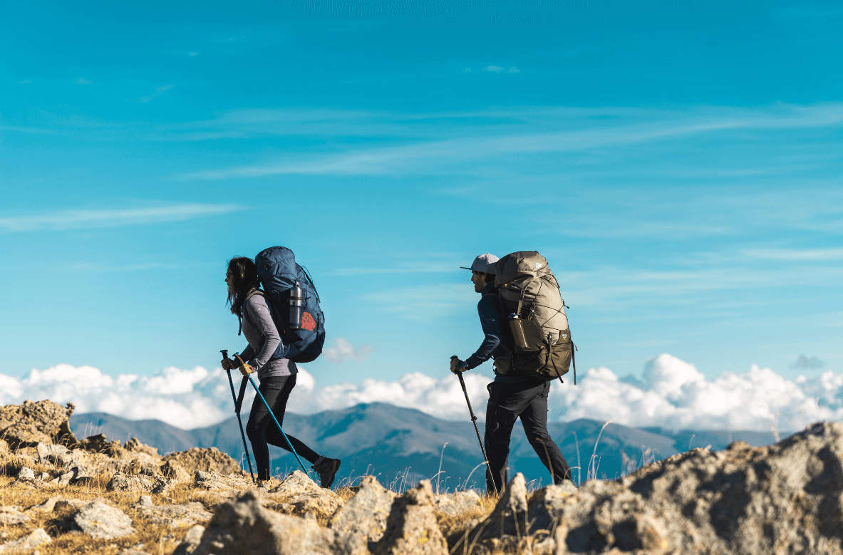 marché des équipements outdoor en 2026 avec pratiquants en randonnée