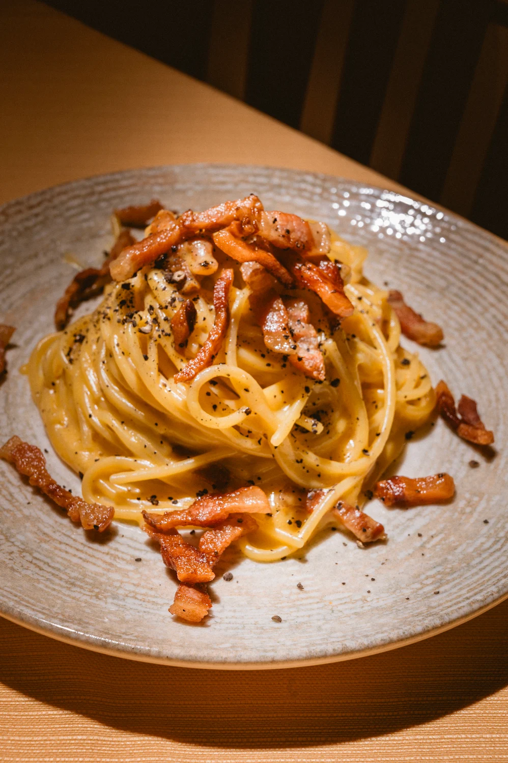 Primo piano carbonara con guanciale