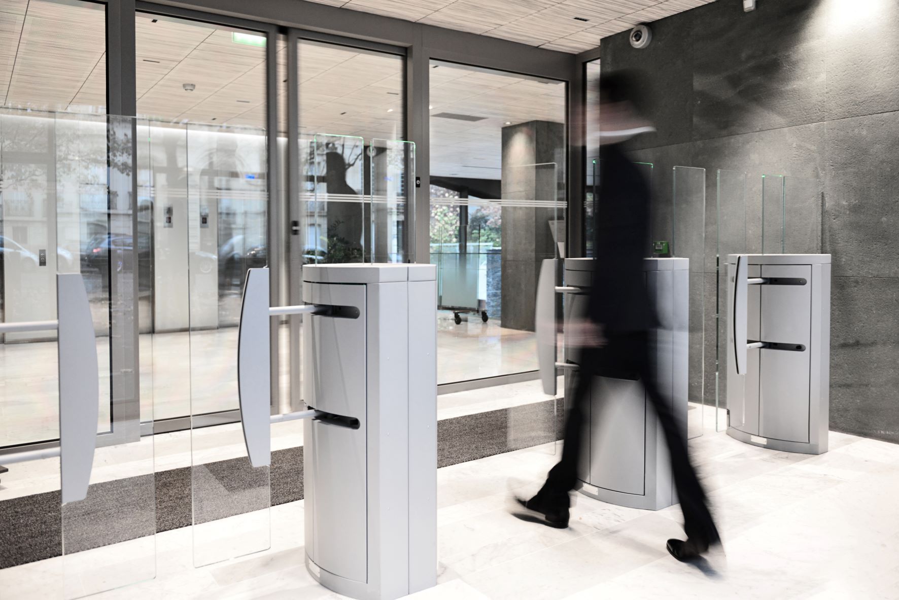 Couloirs de contrôle d’accès Bolloré dans un environnement professionnel