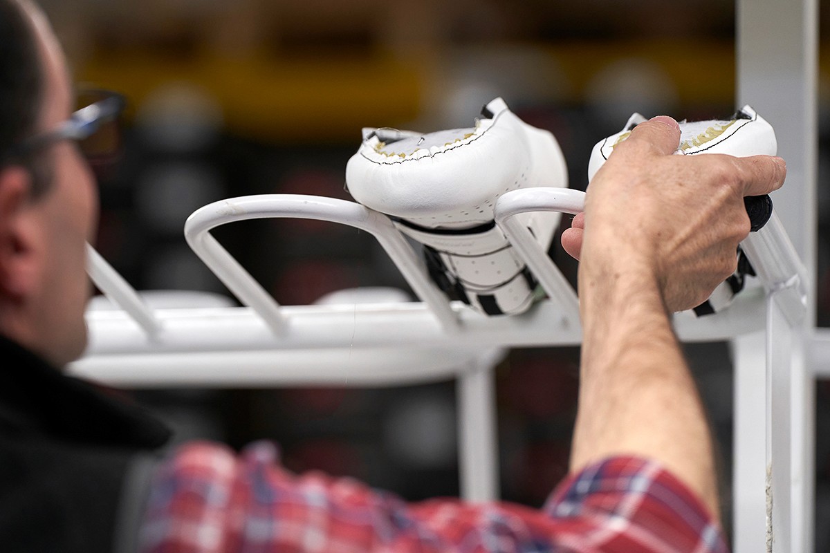 photographie reportage métier homme fabriquant chaussures 1