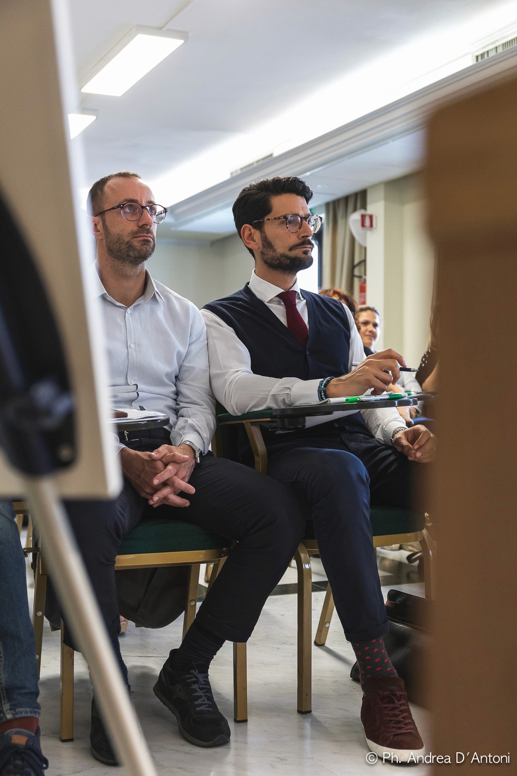 Agenti di vendita provano app su cellulare durante un convegno a Guidonia