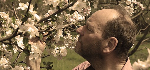 Klaus Kilgenstein auf der naturlandzertifizierten Streuobstwiese des Hofgut Langenborn