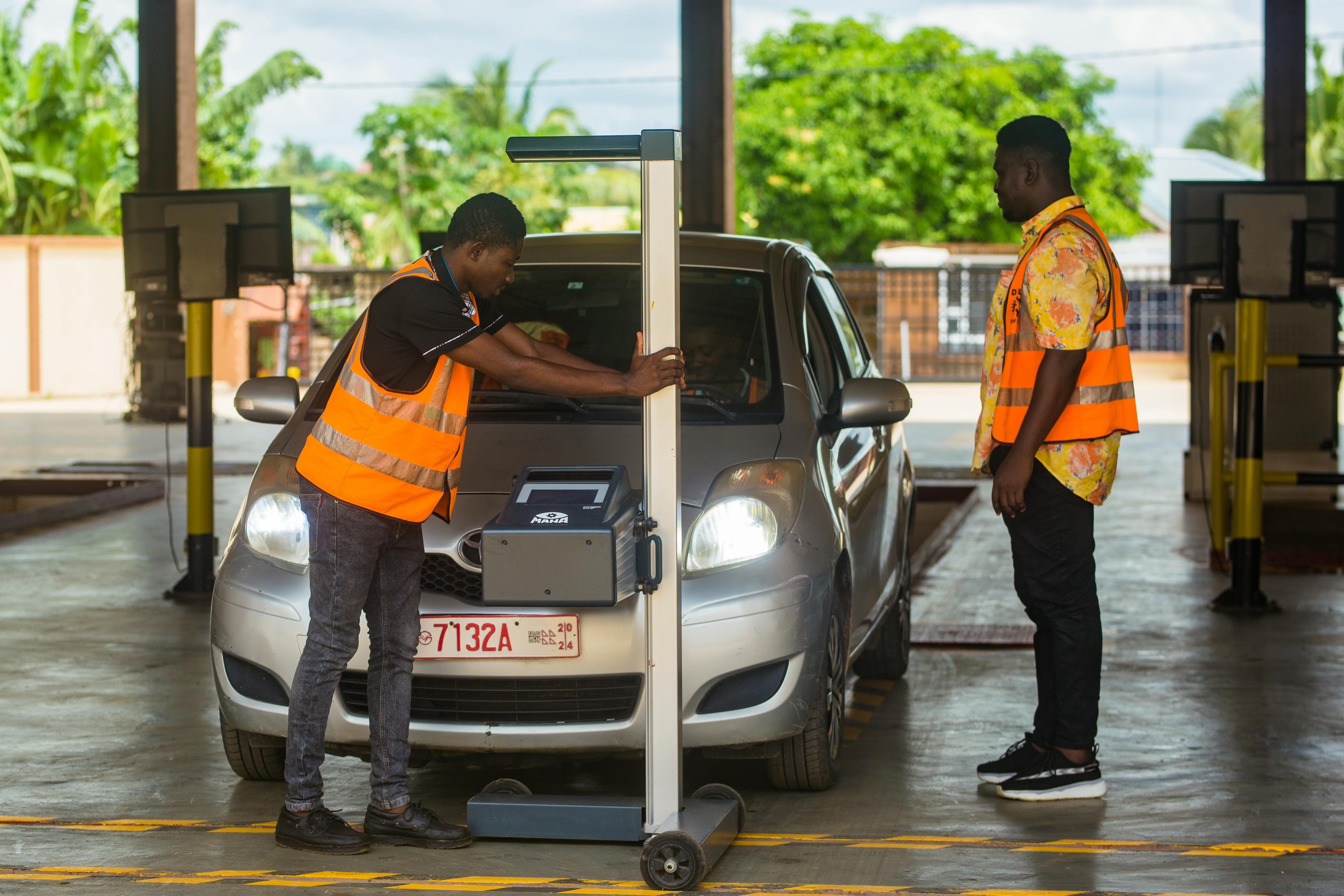 Hauptuntersuchung an einem silbernen Toyota