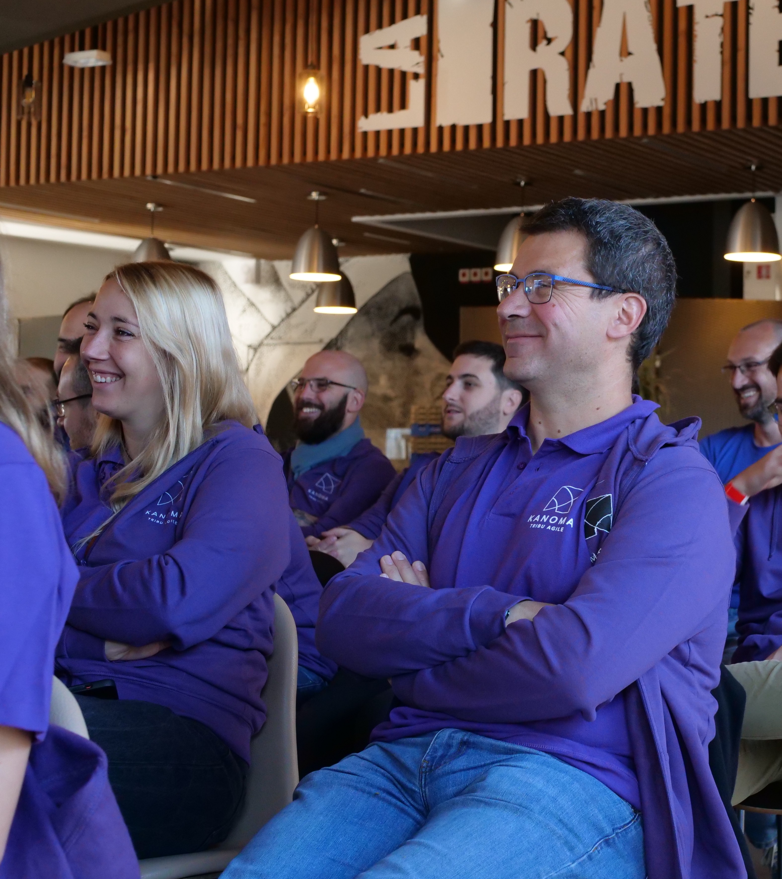 un groupe de personnes en train de partager un moment festif