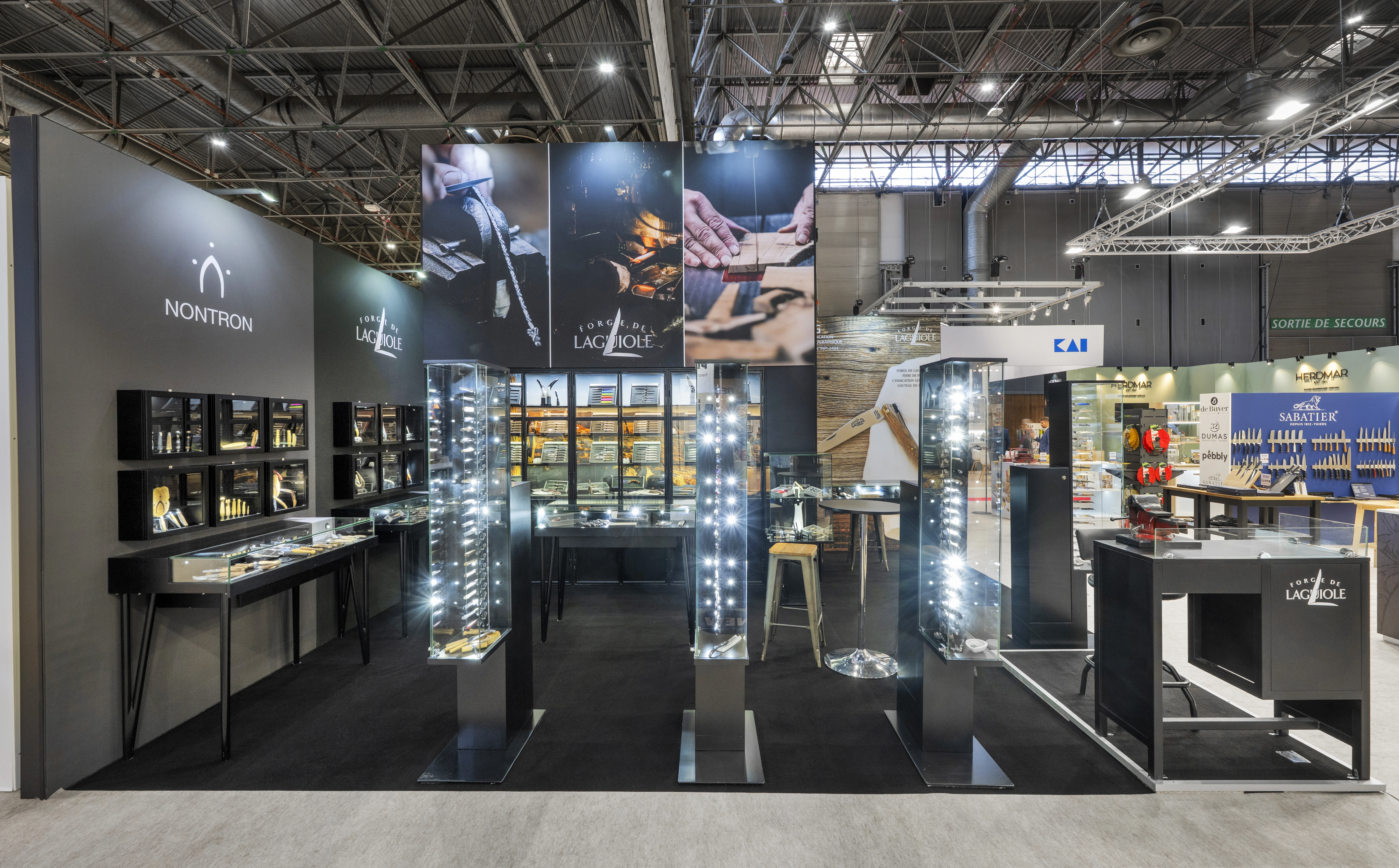espace Forge de Laguiole et Nontron Maison & Objet 2025 avec scénographie noire et visuels artisanaux