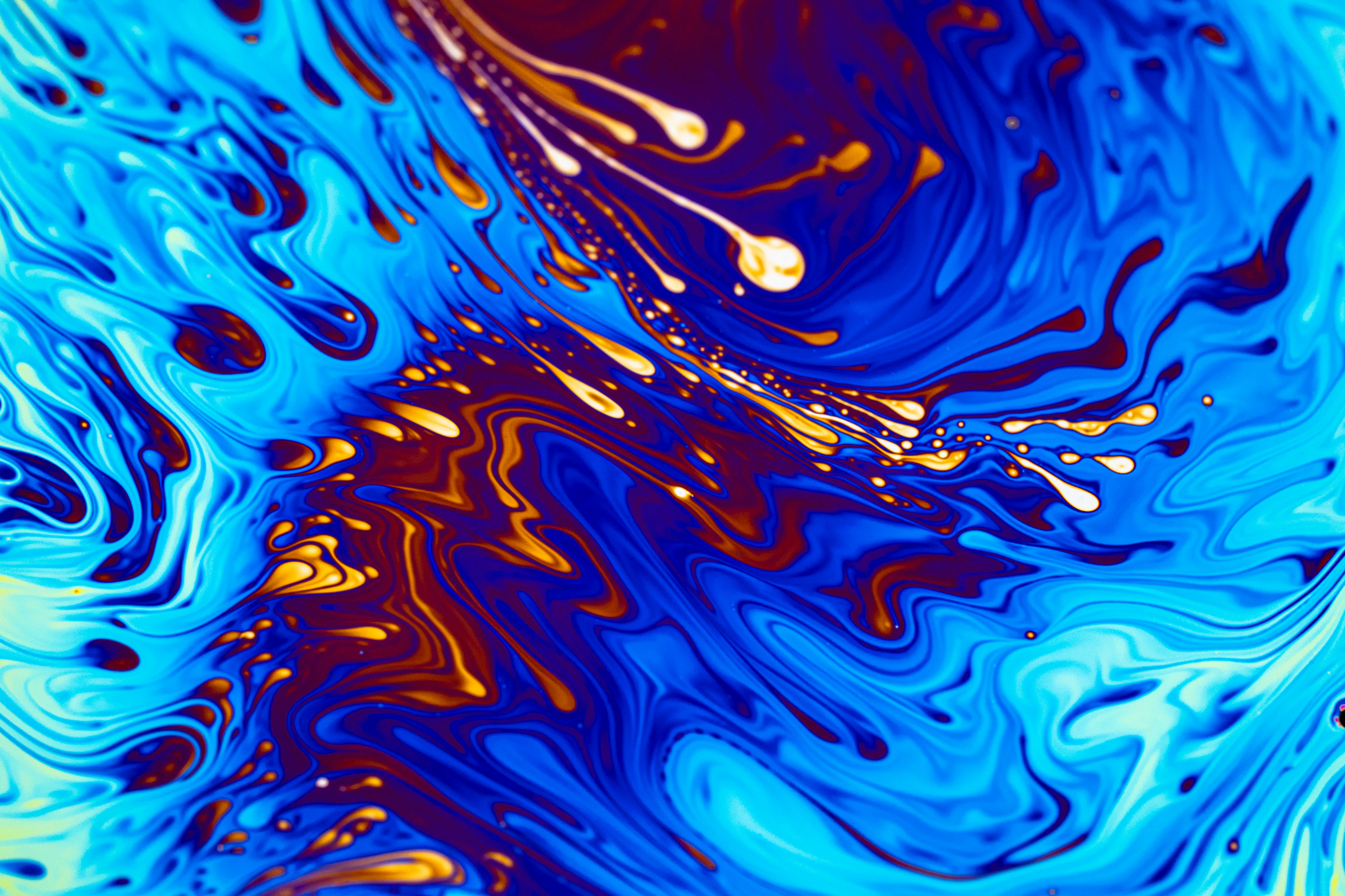 Abstract blue and amber fluid pattern representing fuel systems intelligence—risk-controlled VLSFO/HFO tank cleaning, sludge management, and MARPOL Annex I compliance documentation.