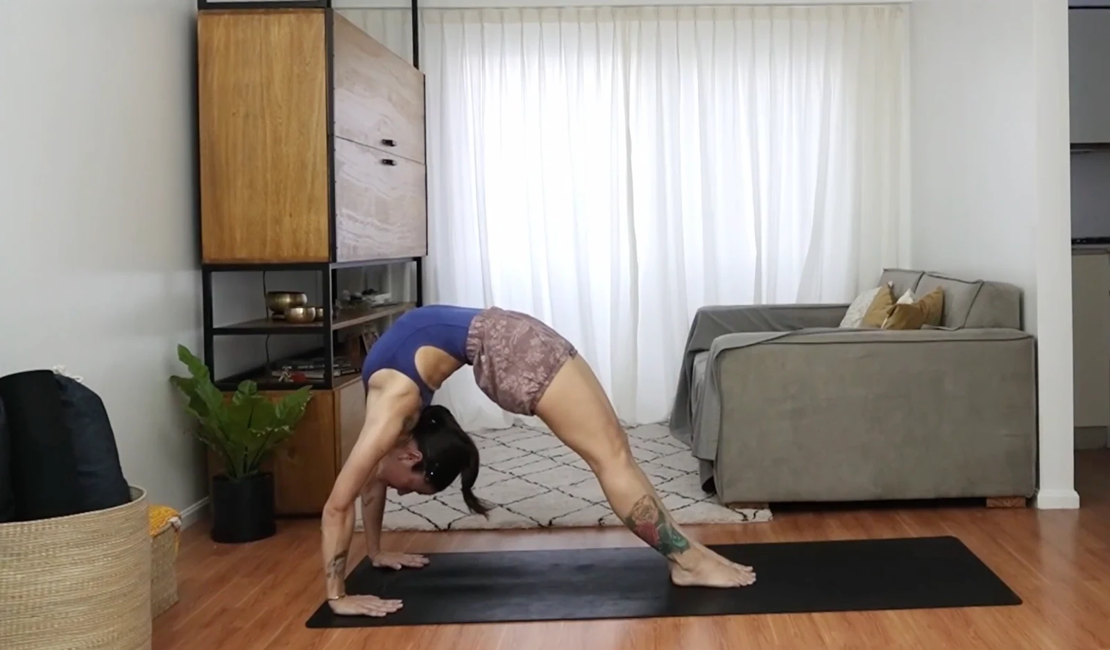 Flavia Siutti practicando una postura de flexión hacia atrás en una práctica avanzada de yoga.