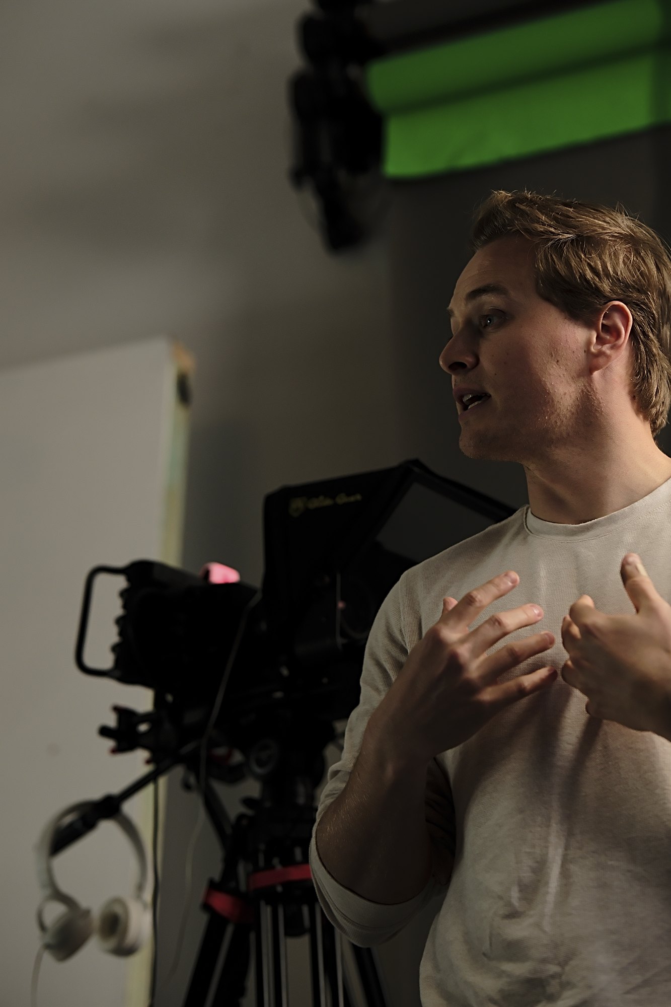 Person with light blue shirt looks to his right side