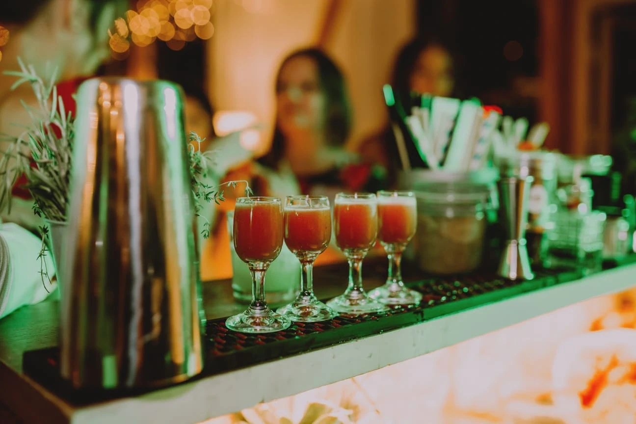 goście mobilnego baru na wesele zachwyceni obsługą barmańską