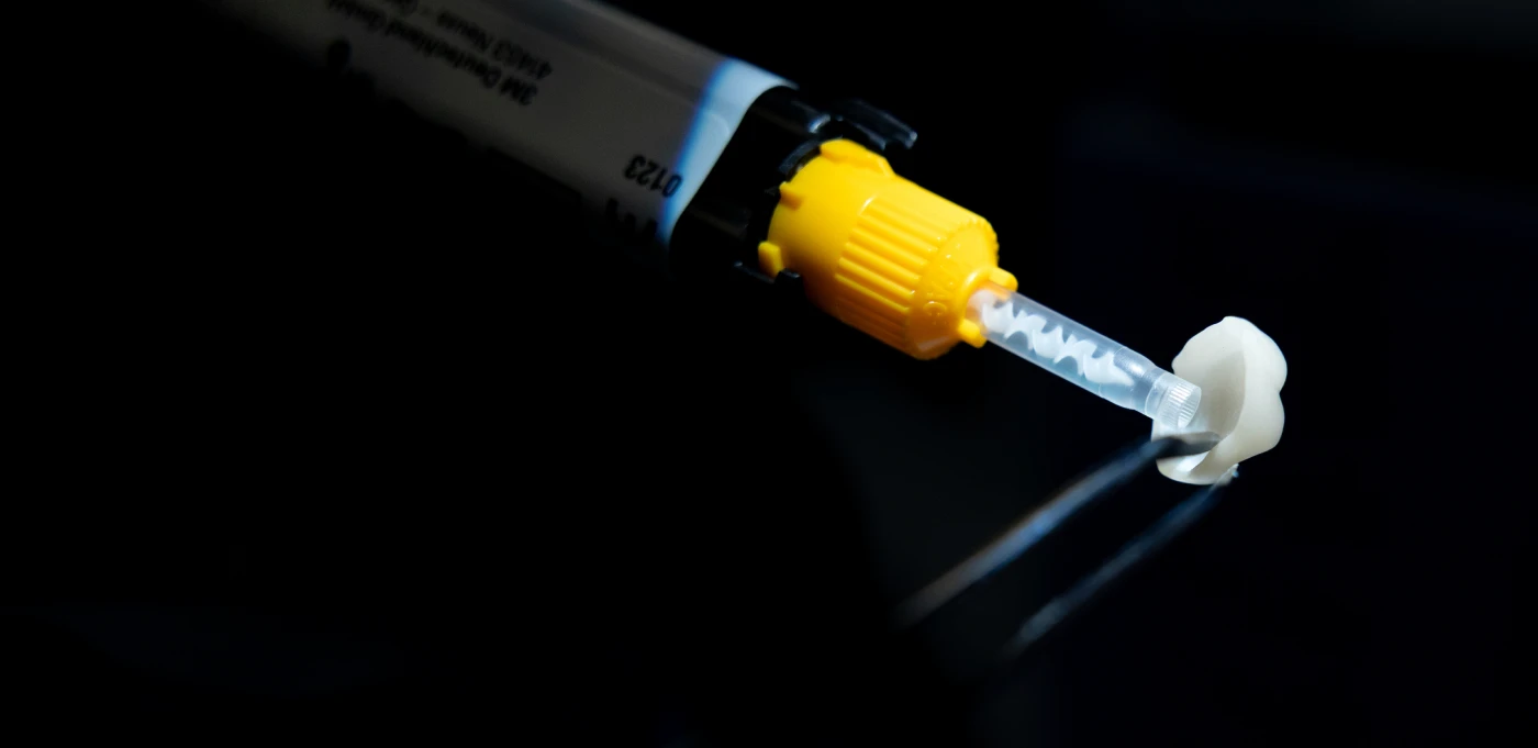 Lekarz prezentujący jak wyglądają nakładki.