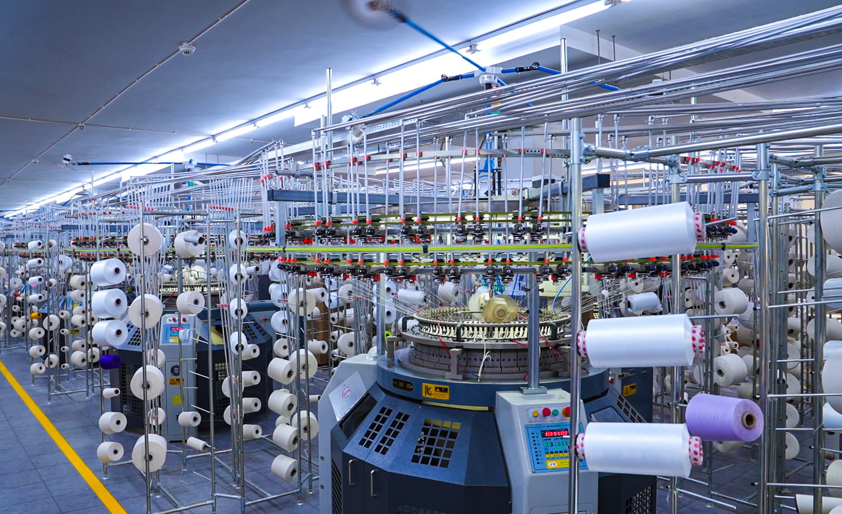 Industrial knitting machine, yarn.