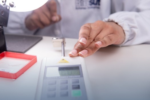 Teste de qualidade de sutura cirúrgica