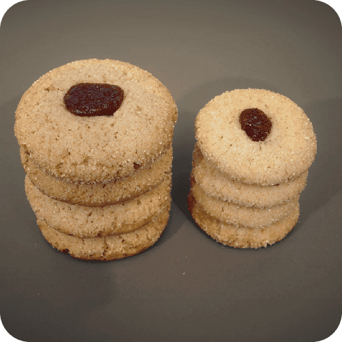 Galletas Punto Rojo apiladas, mostrando su textura crocante y centro de bocadillo.