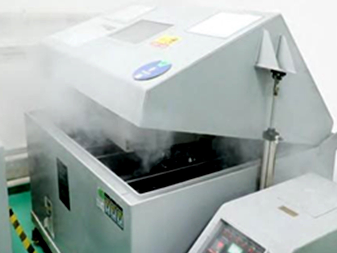 Salt spray corrosion testing machine