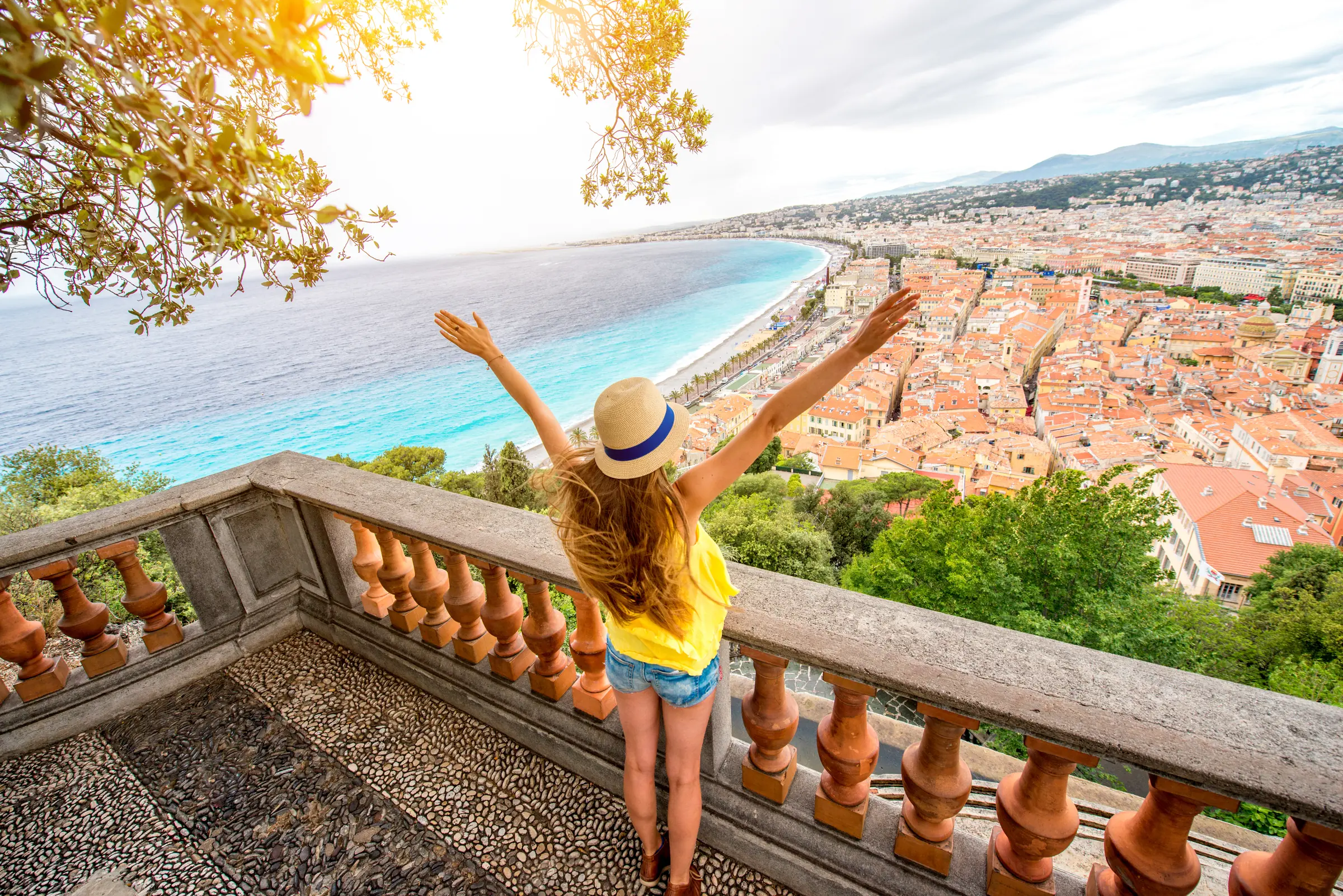 Photographie d'une personne tendant les bras vers une vue magnifique