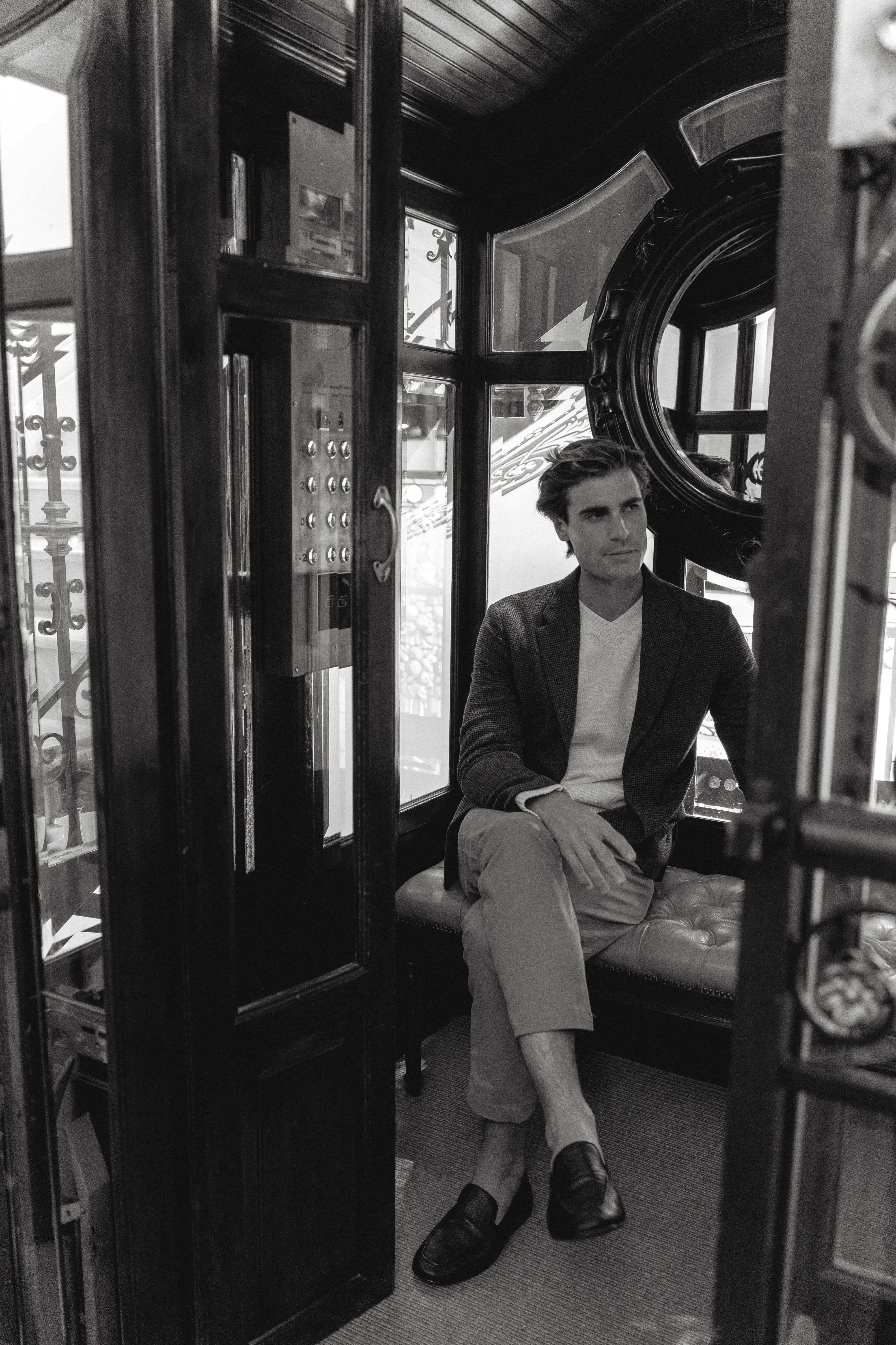 hombe joven en ascensor antiguo