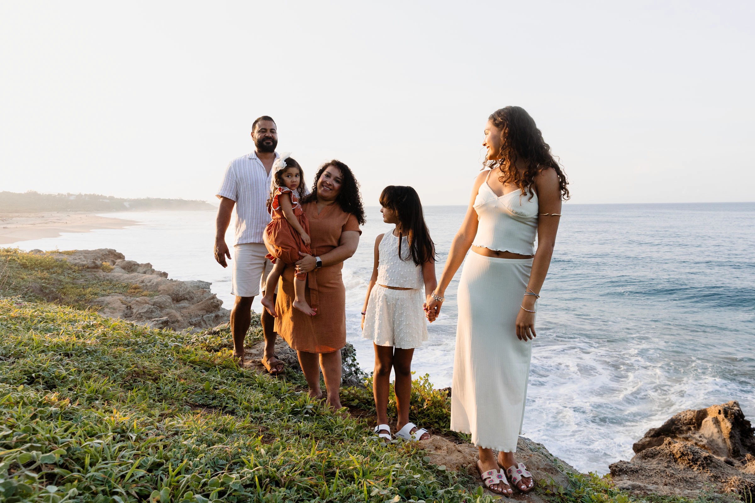Retrato familiar al aire libre en la playa 