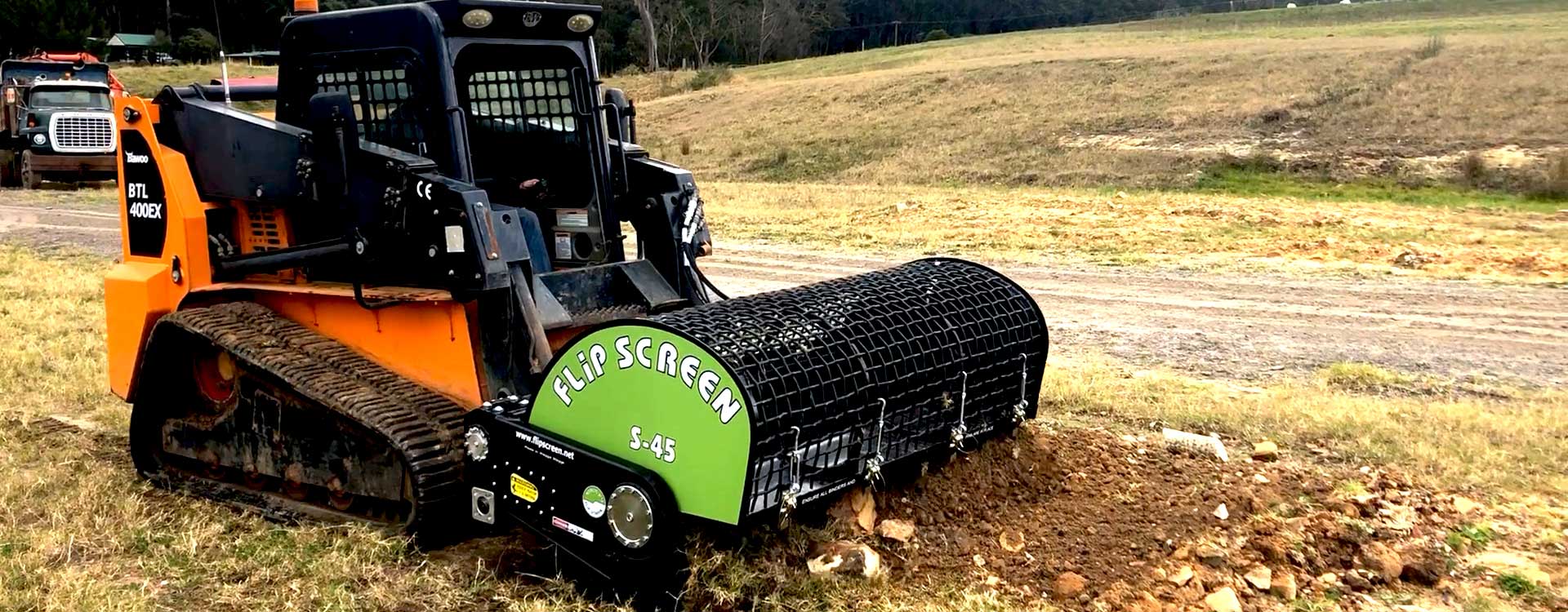 FlipScreen Attachement of a Skid Steer