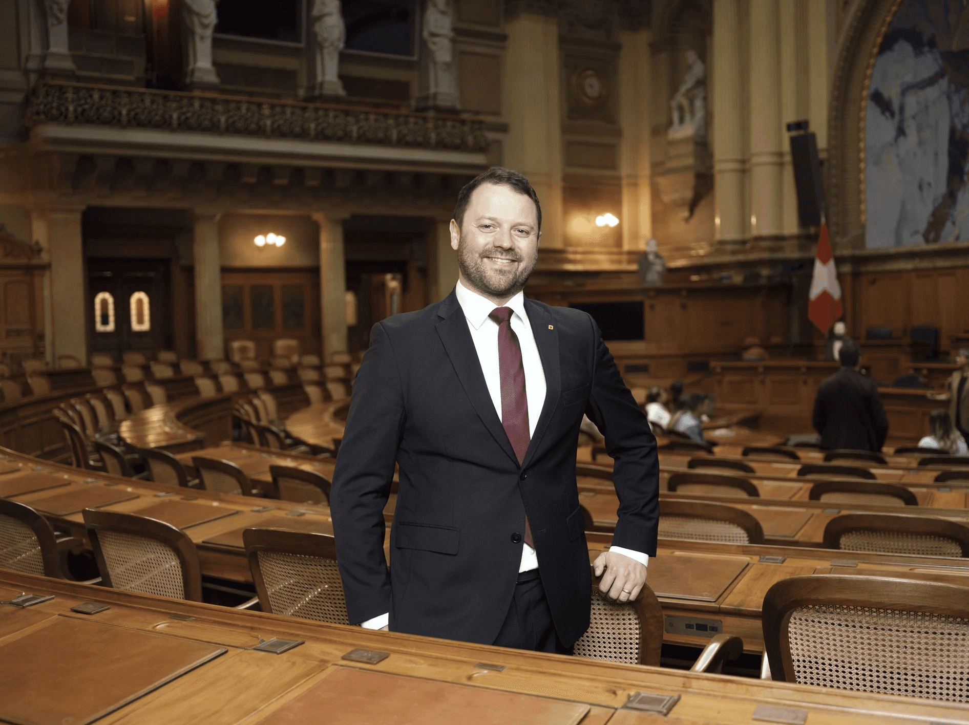 Portrait de Simon Stadler dans la salle du Conseil national à la Maison fédérale.