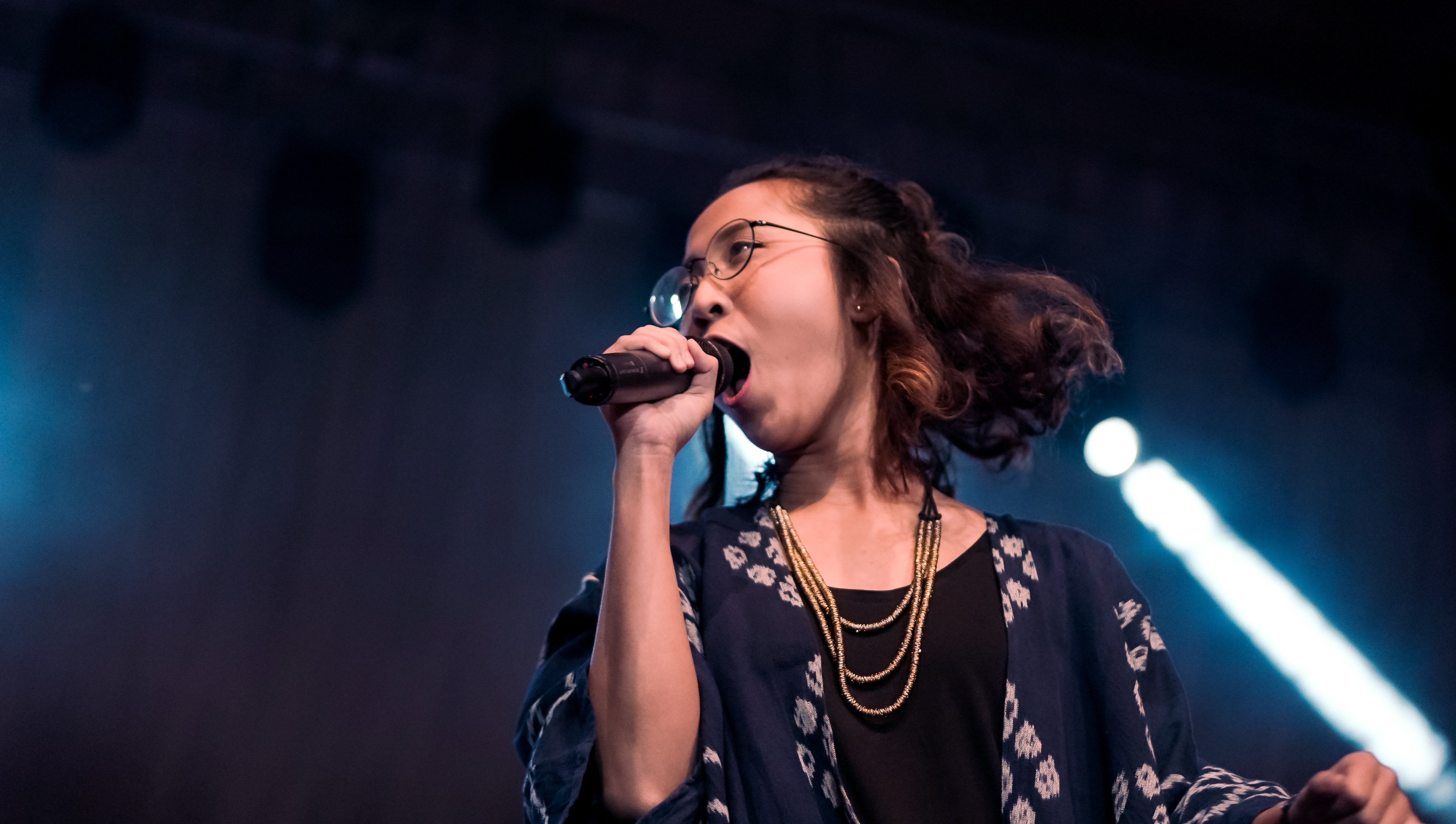 Tiara as Vocalist of ITS Jazz, perfom at Avantgarde Surabaya