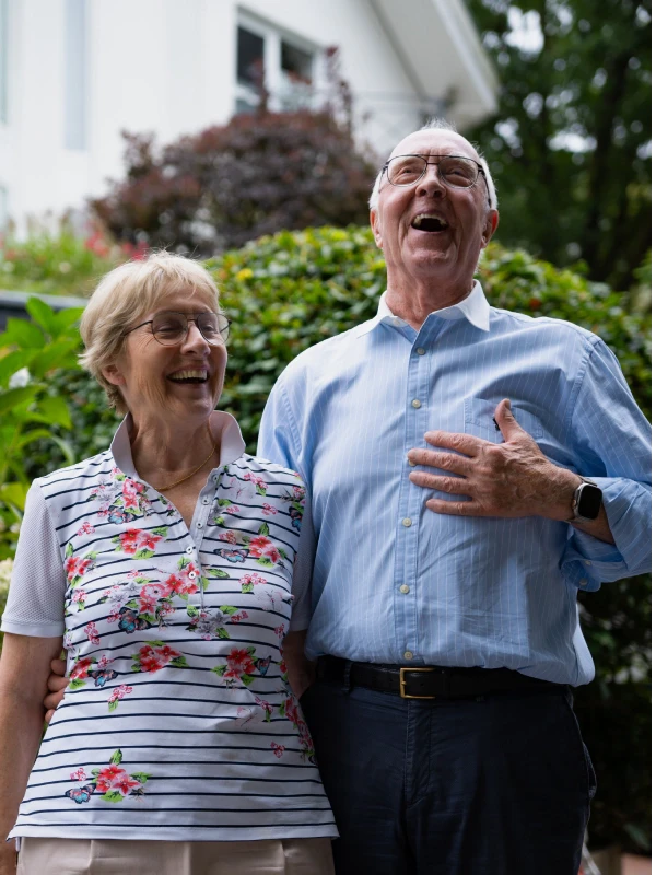 Familie Stein vor ihrem Haus