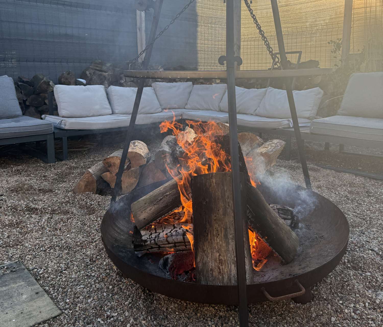 Ognisko w strefie relaksu Niedźwiedzia 25, idealne miejsce na spokojny, romantyczny wieczór dla rodziców