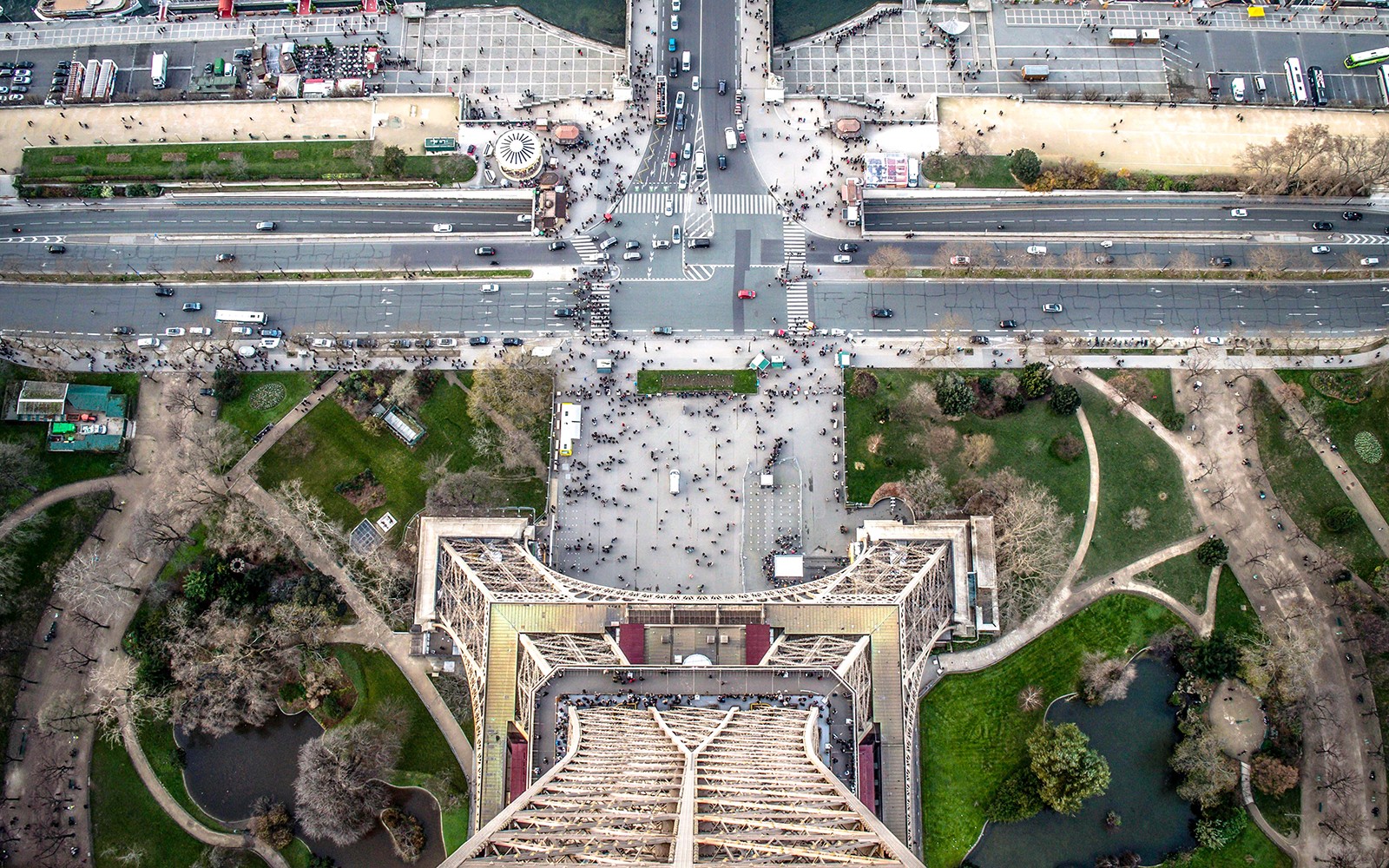 从埃菲尔铁塔俯瞰的巴黎全景,展现了周围的街道和花园。