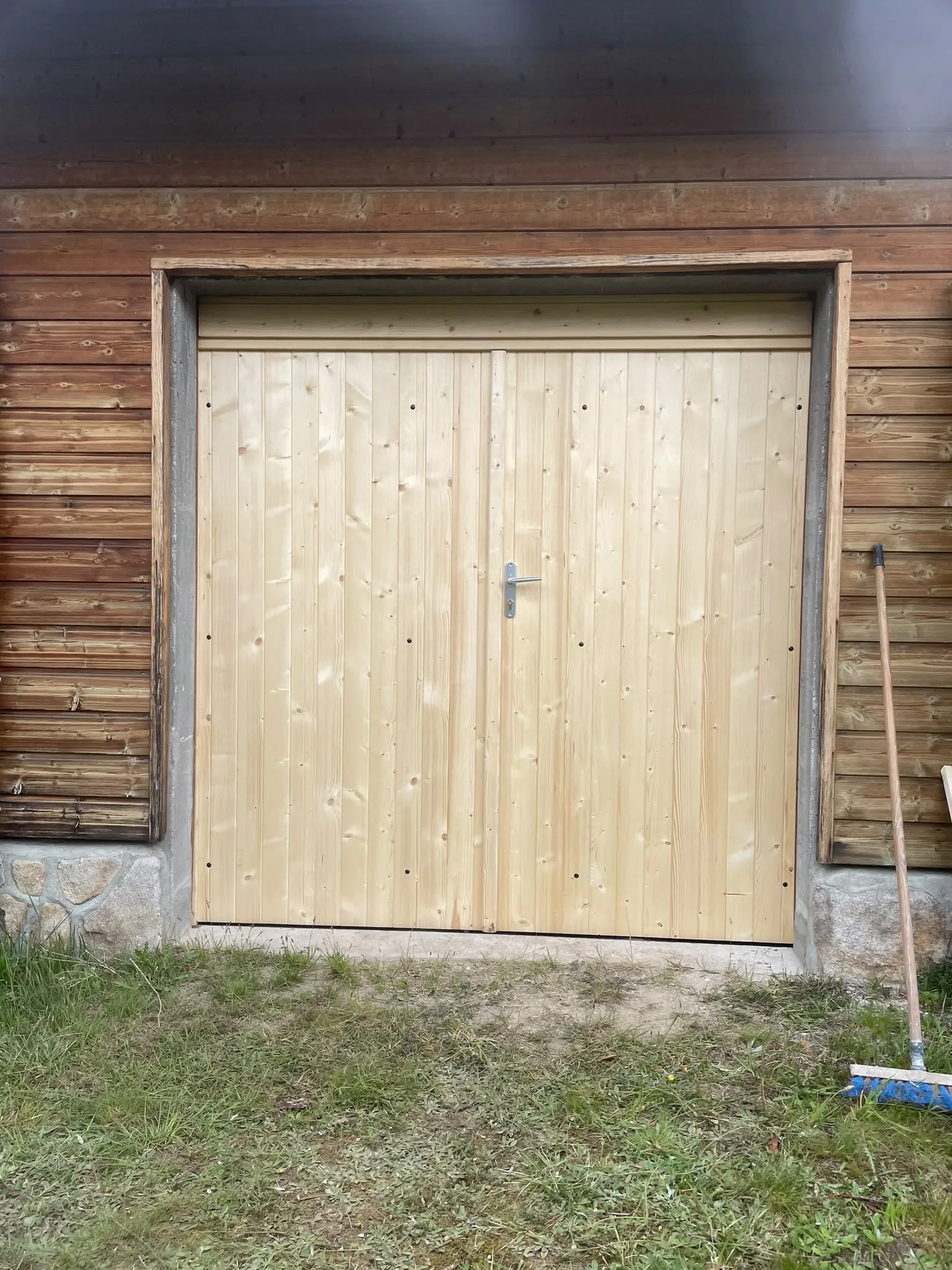 Porte de garage claire dans une façade maçonnée — AFermetures