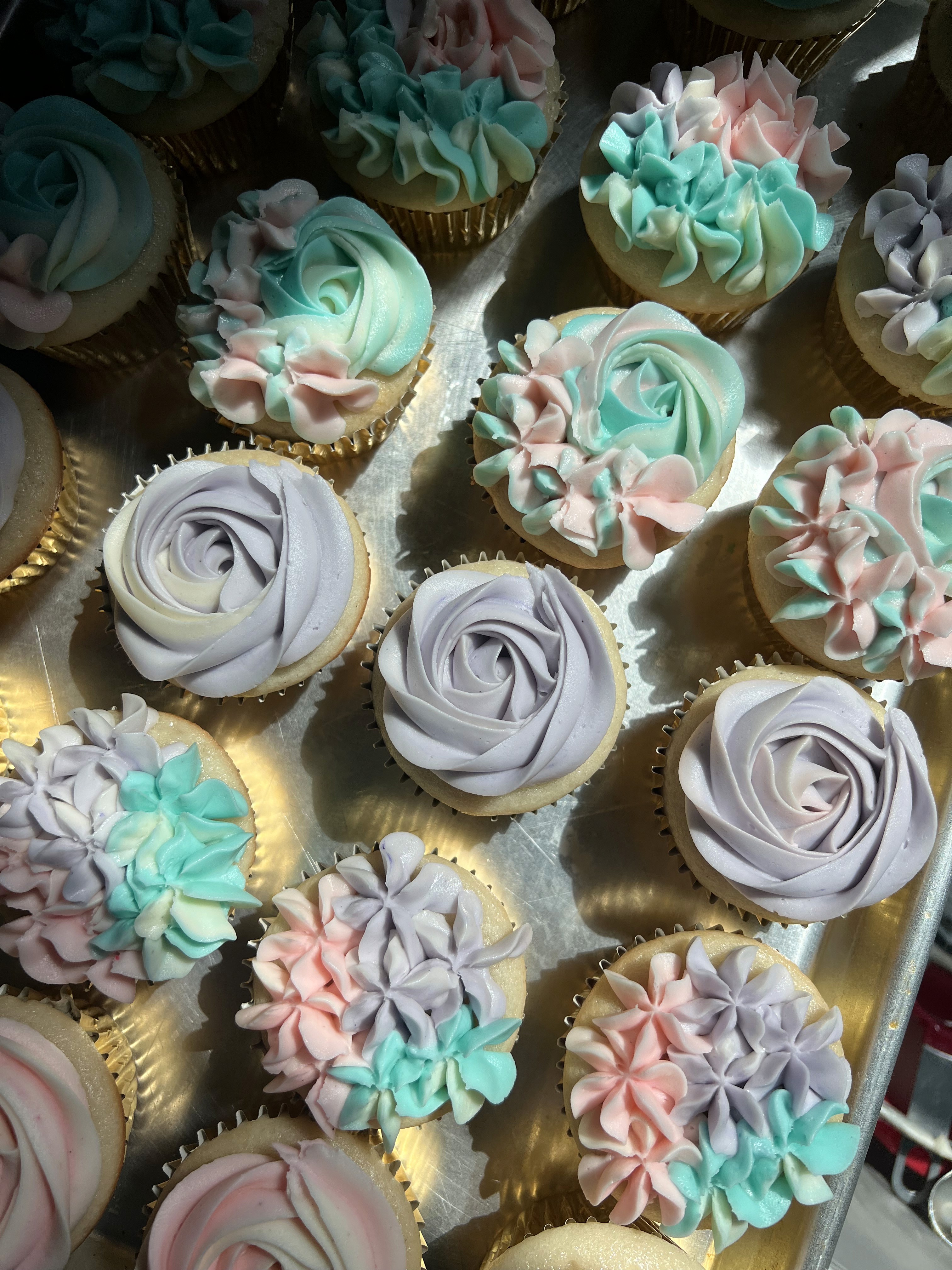 Hand-piped cake detail