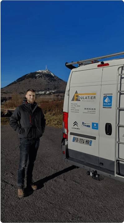 Artisan devant son camion de chantier
