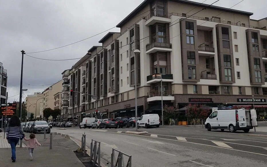 Rue commerçante et immeubles du quartier de la gare à Ermont (95)