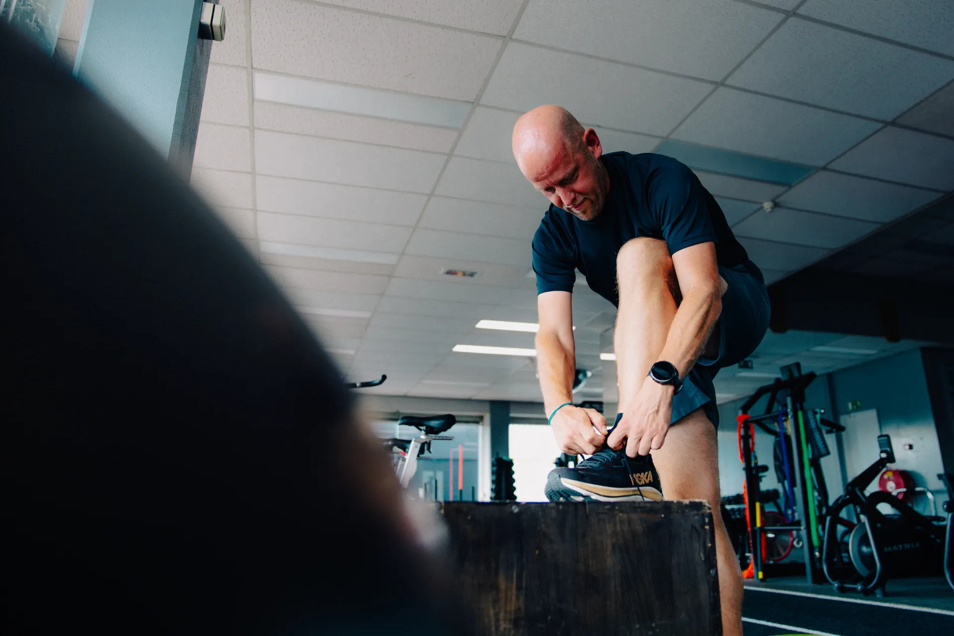 Coach houdt de pads vast tijdens een bokstraining bij Strive