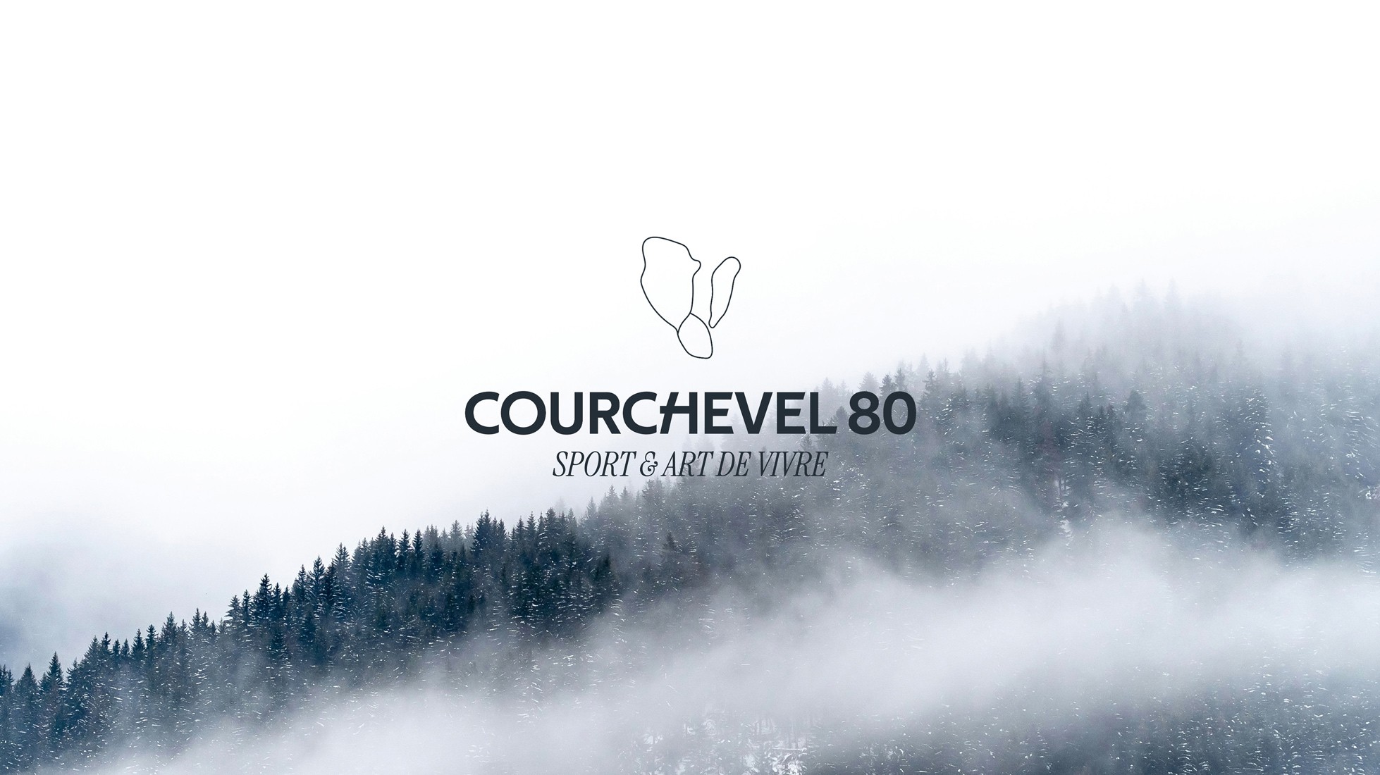 Logo Courchevel 80 sur une photo de montagne dans le brouillard.